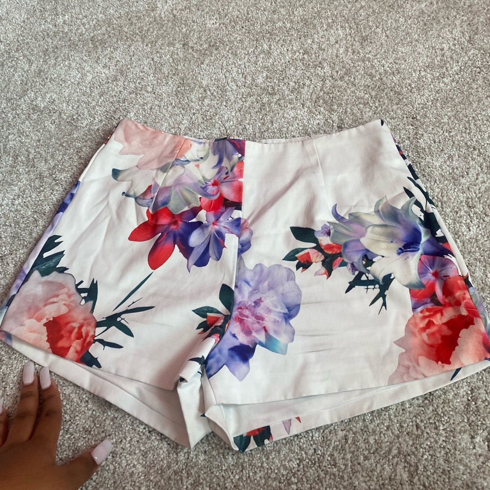 floral print shorts size medium